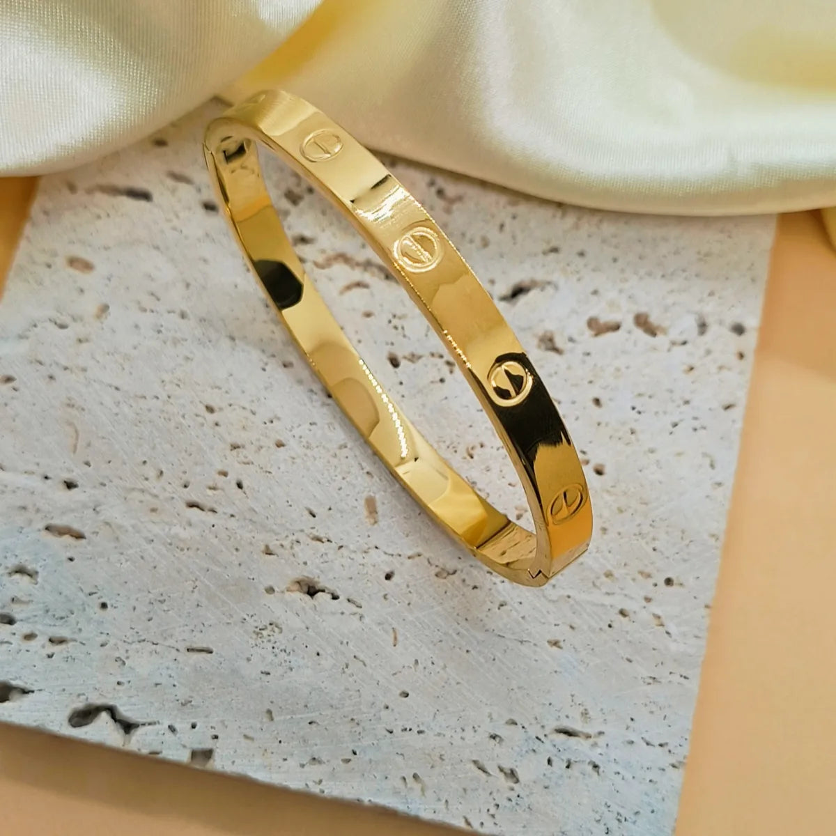 Pulsera Círculos Dorado Acero Titanio