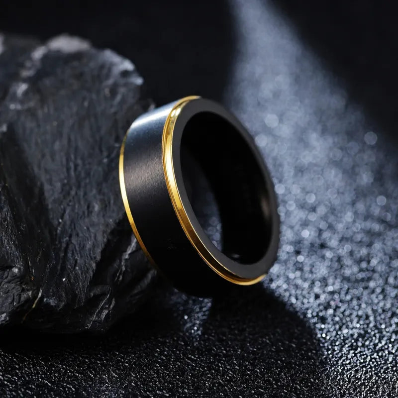 Anillo Sencillo Negro con Dorado