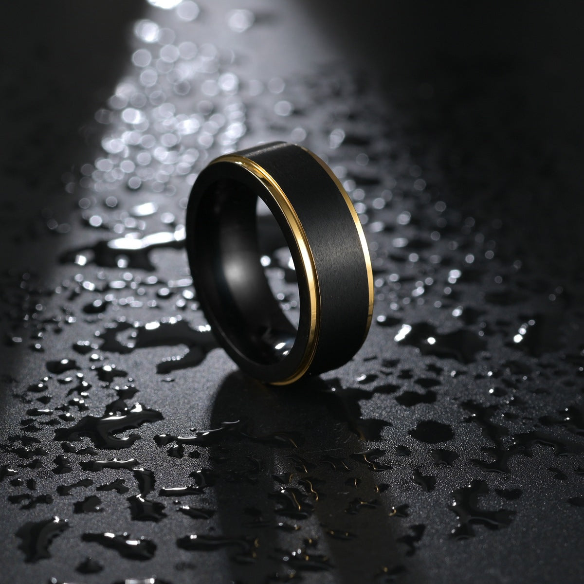Anillo Sencillo Negro con Dorado