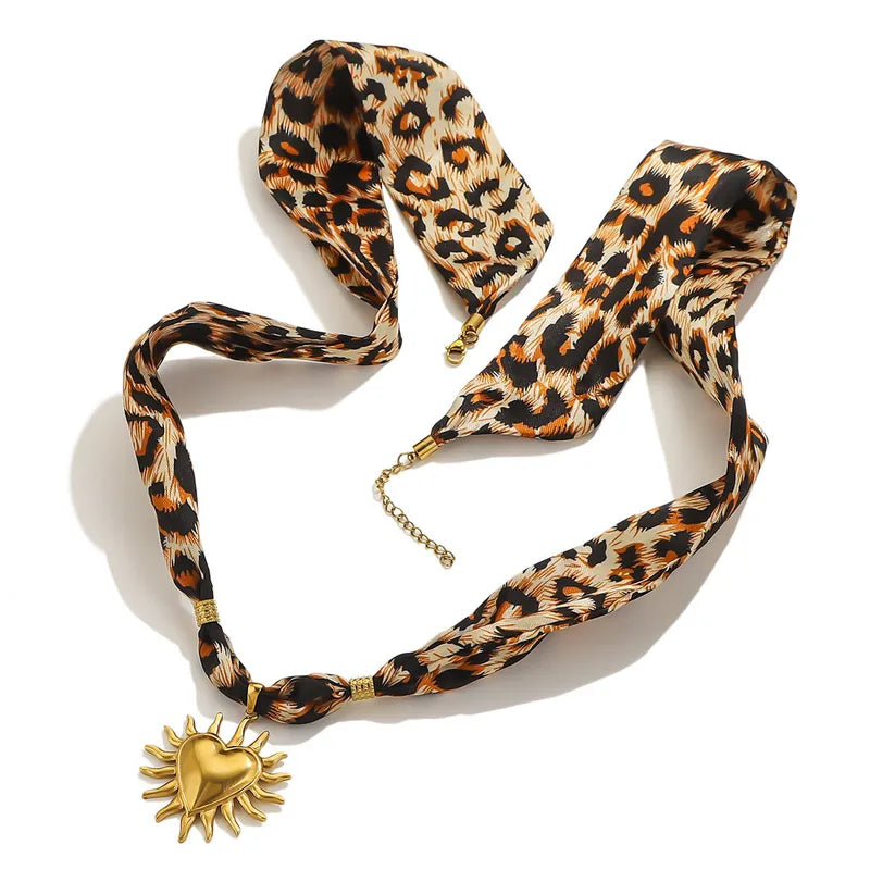 Collar Tela Leopardo Corazón Sol Acero Titanio