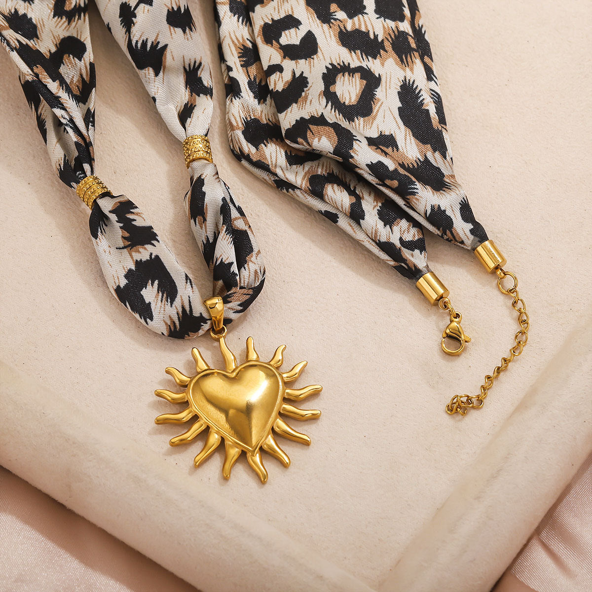 Collar Tela Leopardo Corazón Sol Acero Titanio