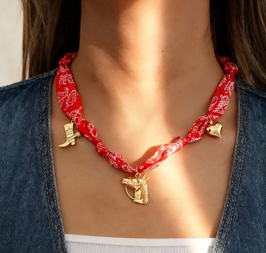 Collar Tela Rojo Caballo Bota Corazón